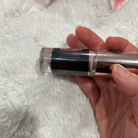 Revolution Infinite Conceal & Define Foundation - Natural Cream C3.5 - Picture 6 of 6